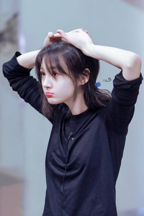 BSPORT 官网-国际足球比赛中球员们展现出全力以赴的拼搏态度，足球队员比赛