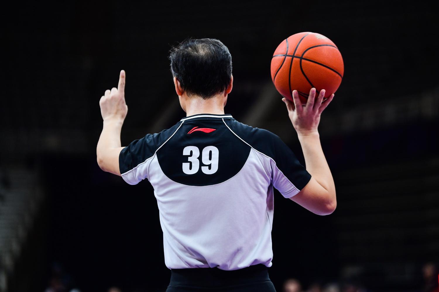 B体育官网：篮球裁判，如何才能在压力下保持冷静，做出正确的判断？的简单介绍